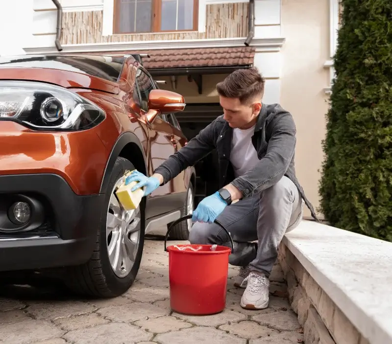 Lavage auto à domicile Saint-Parize-le-Châtel : professionnel intervenant sur un véhicule